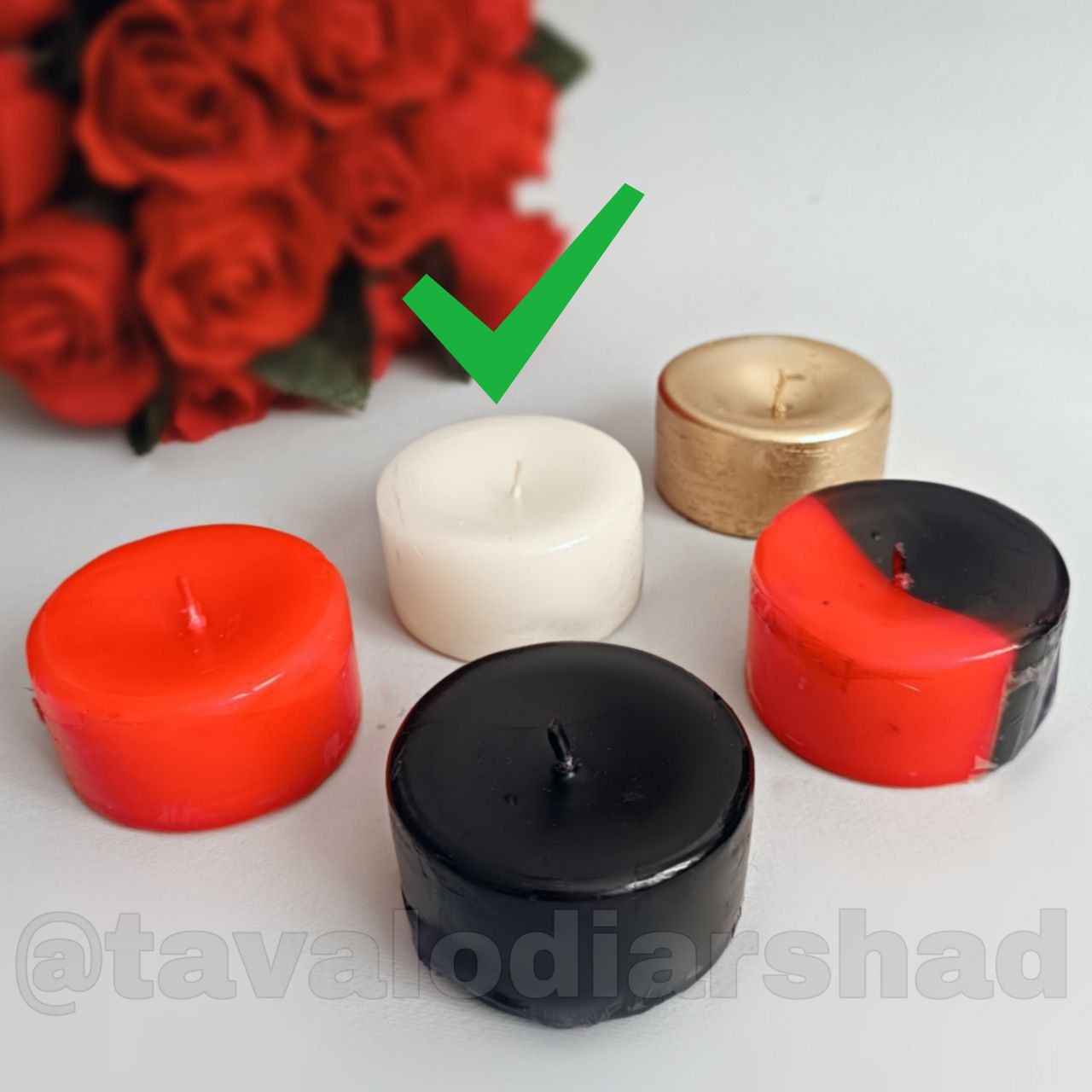 شمع گرد روی آب سفید