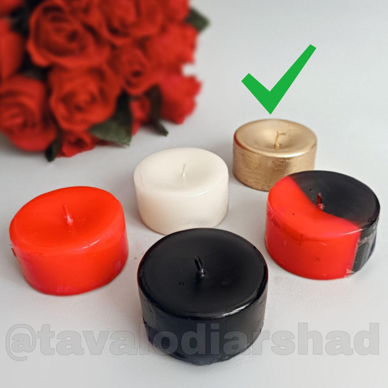 شمع گرد روی آب طلایی