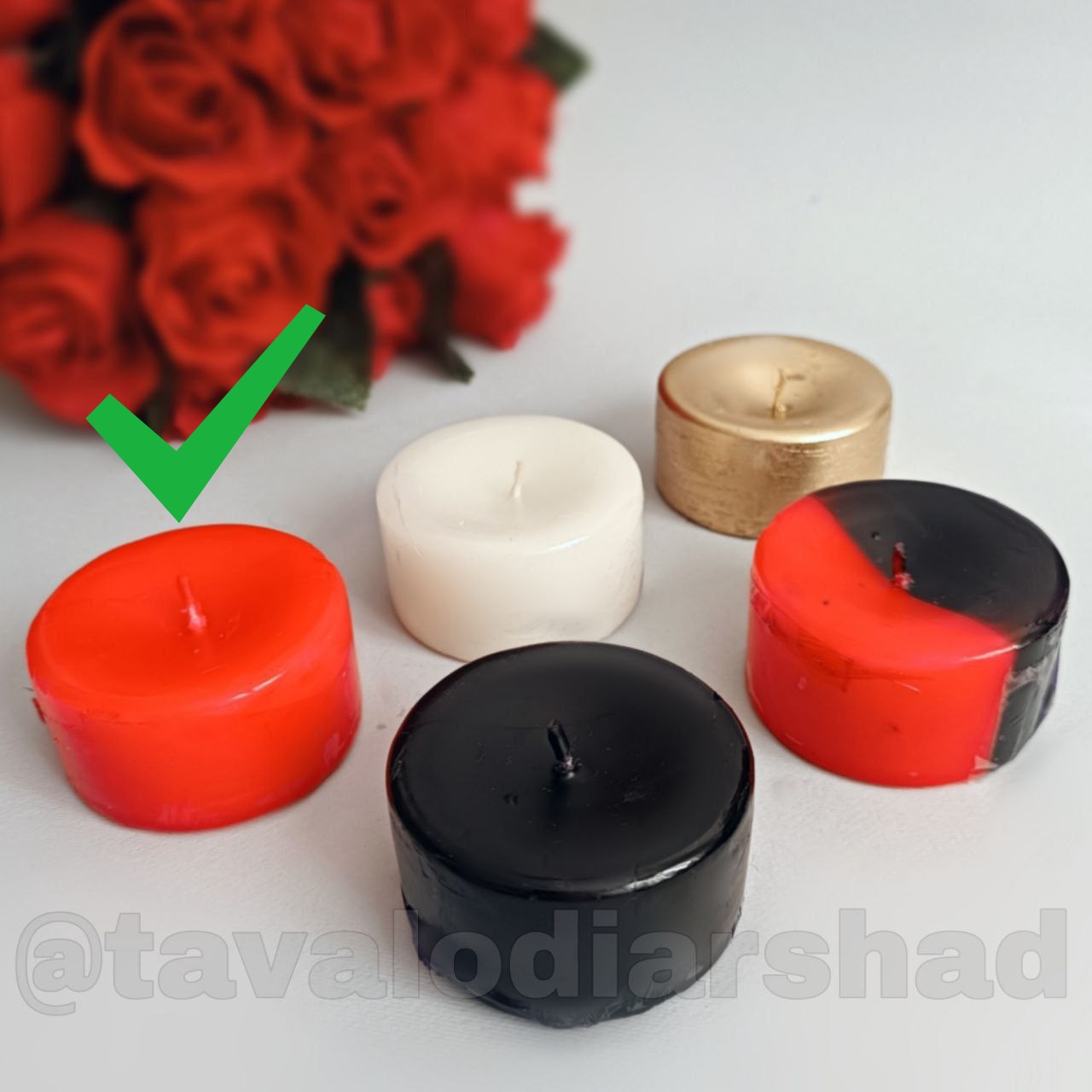 شمع گرد روی آب قرمز