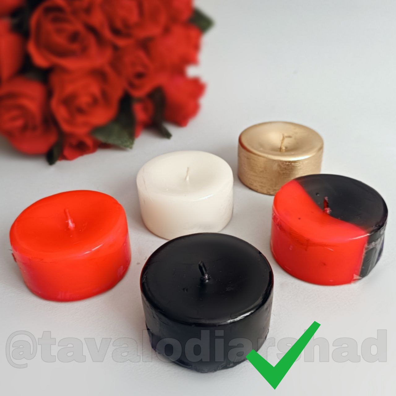 شمع گرد روی آب مشکی