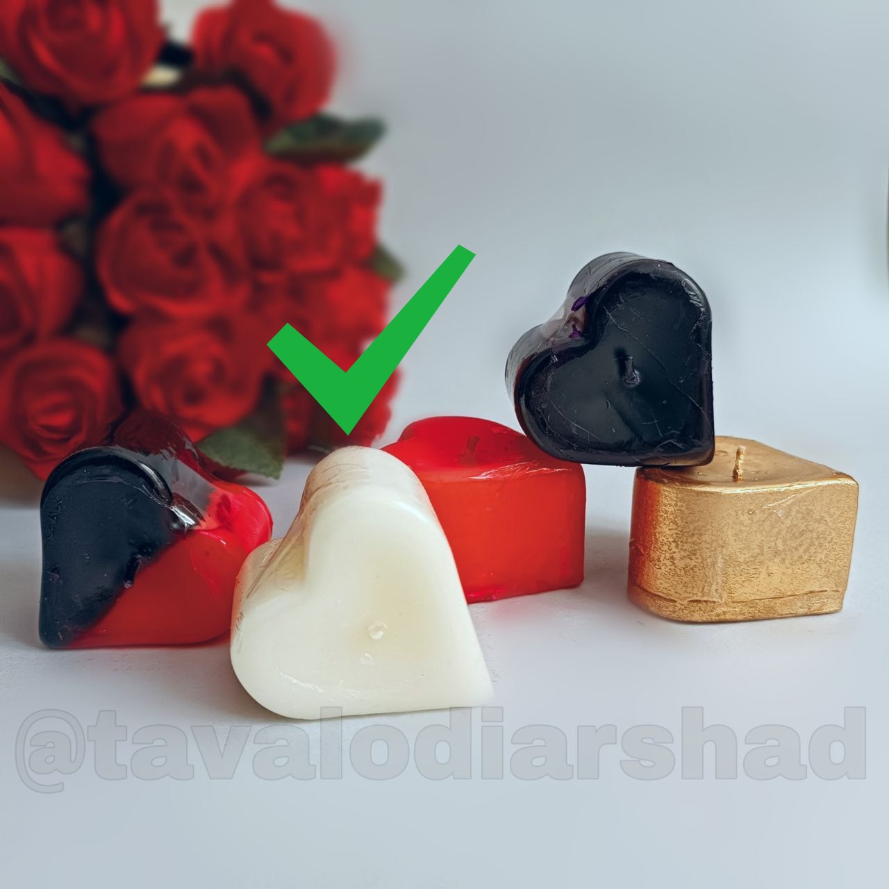 شمع قلب روی آب سفید