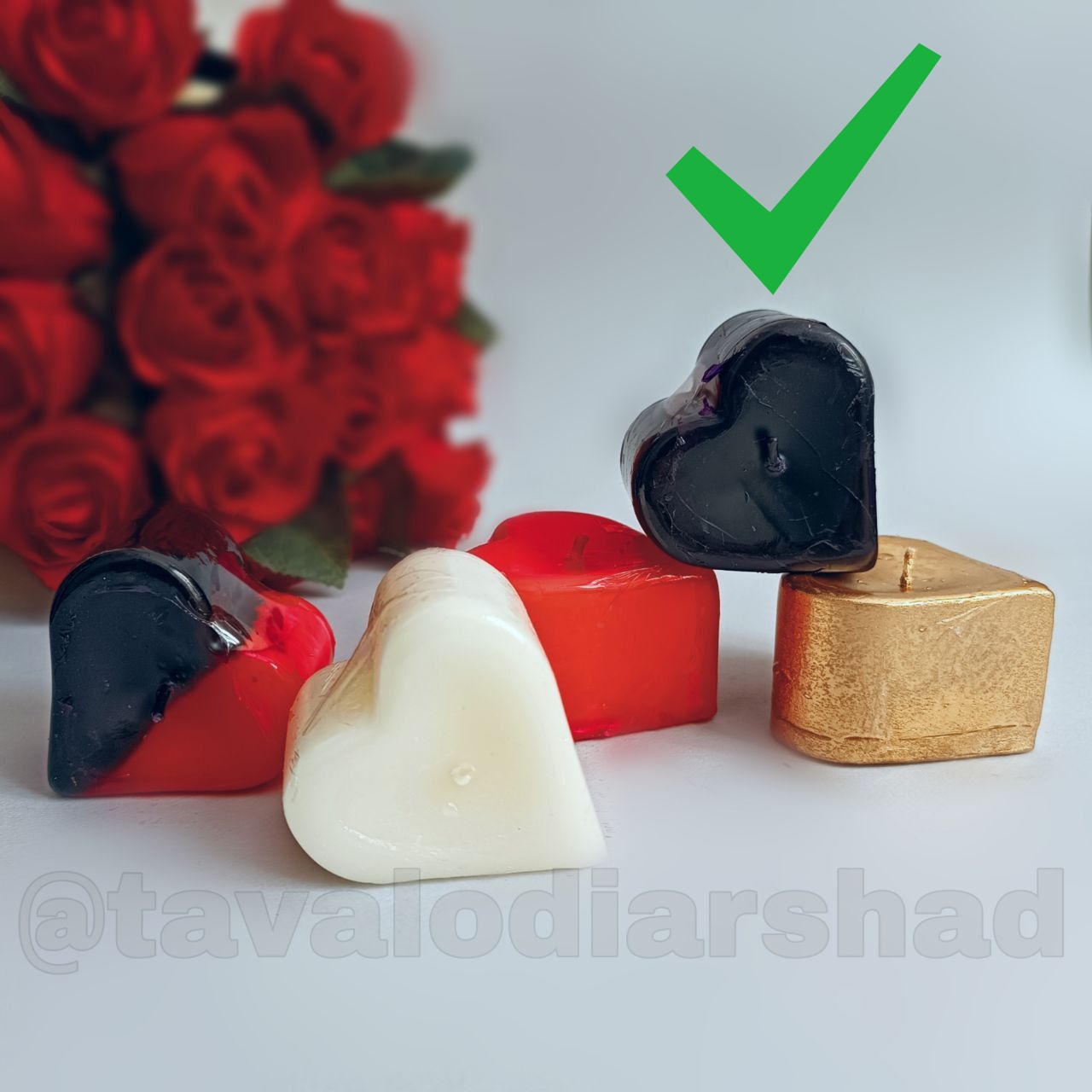 شمع قلب روی آب مشکی