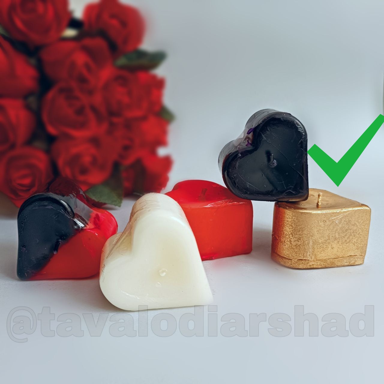 شمع قلب روی آب طلایی